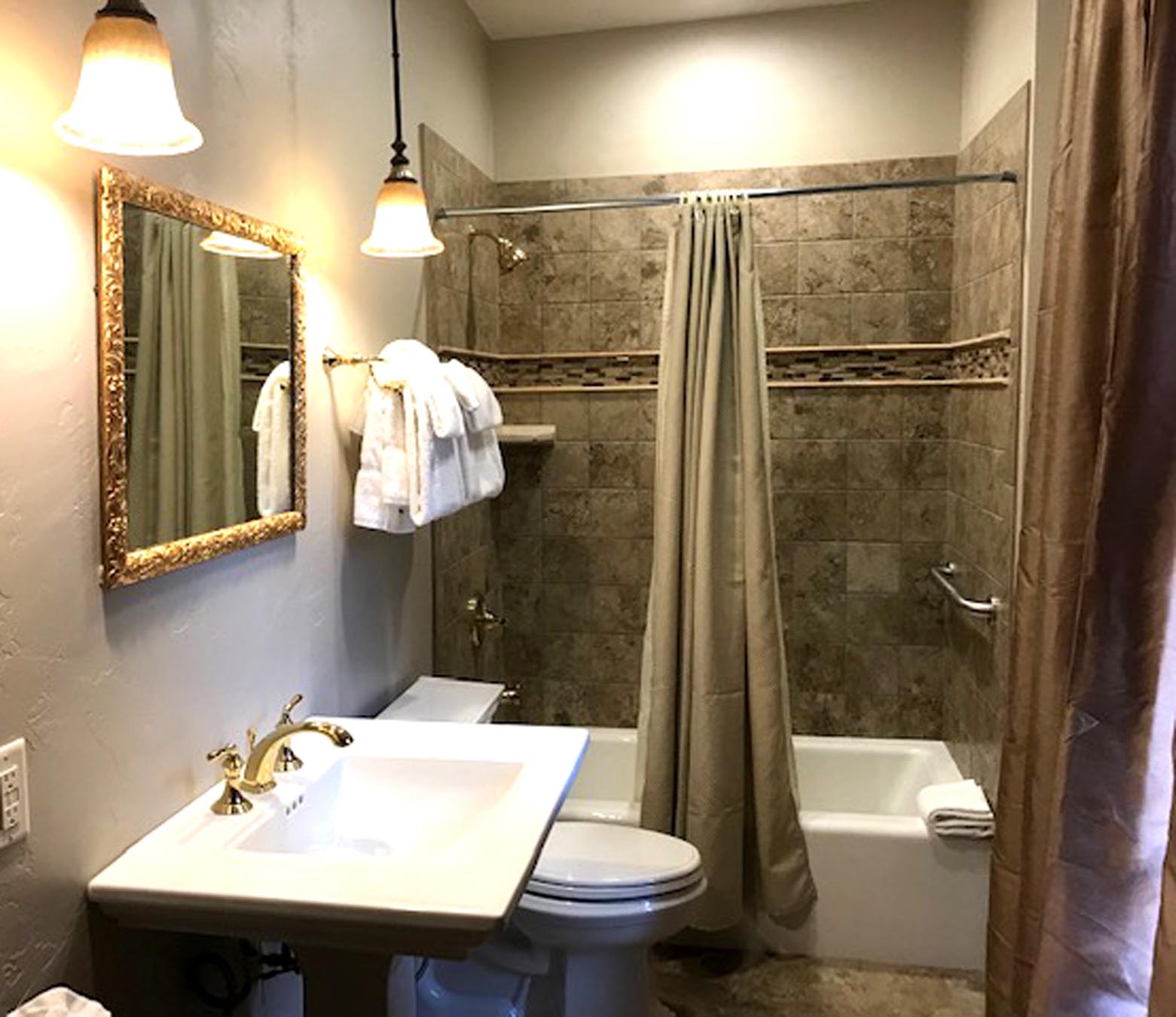 Classic King Guest Room Bathroom