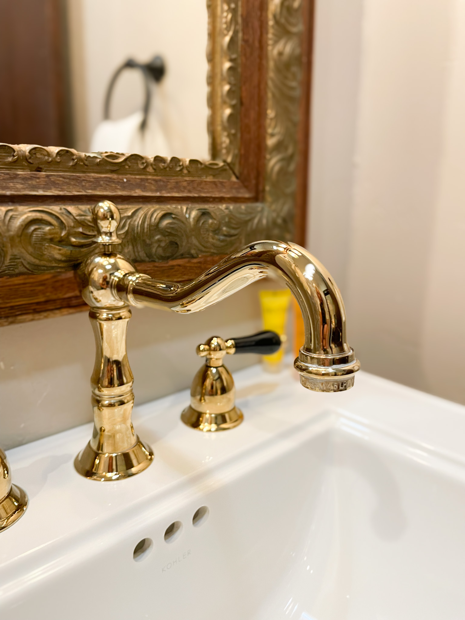 Classic King Guest Room - Pedestal Sink